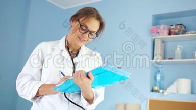 病房护士拿着文件夹和笔。 一个女人微笑着一个白色的微笑。 保健和医药