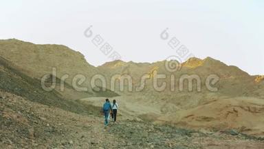 成群<strong>游客</strong>在炎热的沙漠中沿着岩石峡谷漫步，<strong>游客</strong>拍<strong>照</strong>留念，玩得开心.. 沙漠山脉
