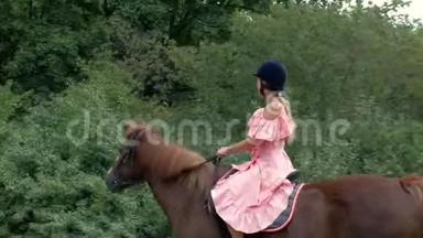 戴着防护头盔和<strong>粉红</strong>色连衣裙的年轻女孩骑着一匹棕色的马在树木和树叶的背景上。 4k. 4k<strong>视频</strong>