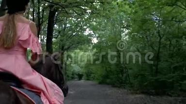 穿着<strong>粉红</strong>色连衣裙和头盔的女孩骑着一匹棕色的马在树木和树叶的背景上。 后景。 4k. 4k<strong>视频</strong>