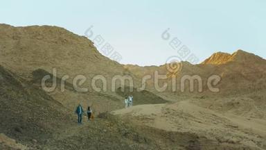 成群<strong>游客</strong>在炎热的沙漠中沿着岩石峡谷漫步，<strong>游客</strong>拍<strong>照</strong>留念，玩得开心.. 沙漠山脉