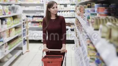 美丽的女人在超市购物，斯特迪卡姆射击。