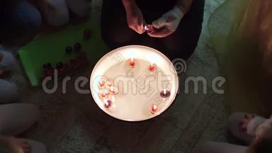 一个人在儿童营里用蜡烛放在水上