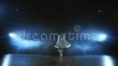 变焦相机用软件和烟雾把<strong>女舞者</strong>移到舞台上。 一种现代戏剧芭蕾，一个穿着