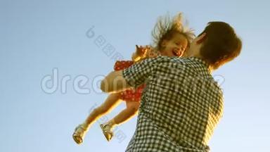 爸爸和小朋友一起玩，一起笑，一起拥抱.. 爸爸在蓝天上抛出一个快乐的<strong>女儿</strong>。 <strong>一家人</strong>