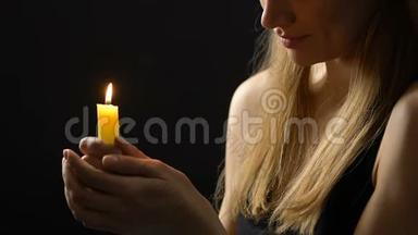 平和微笑的女士，手持燃烧的蜡烛，希望更好，信仰和<strong>信念</strong>