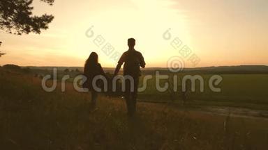 爸爸和女儿<strong>旅行</strong>，穿过树林，欣赏日落时的风景。 徒步<strong>旅行</strong>者女孩。 情侣<strong>旅行</strong>者<strong>旅行</strong>
