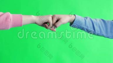 团队合作理念特写不知名的两位商务人士手握手，握手，握手，拳头碰撞。