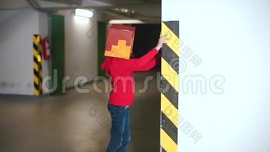 一个蒙面男孩正站在<strong>地下车库</strong>的墙上。