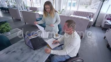 为残疾、成功的残疾人轮椅残疾人提供辅导，在此期间，女教育家使用智能电脑技术