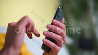 一个男人用智能手机，手里拿着三个摄像头