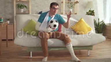 一个长着断臂、断腿、坐在沙发上踢足球的有表现力的年轻人学会了胜利