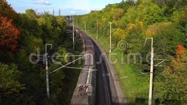 空中<strong>货运</strong>列车在一条长长的<strong>铁路</strong>上，俯视。