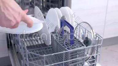 人卸货洗碗机取出白色餐具和餐具高速。