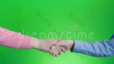 朋友们握手。 双手握手，绿色屏幕钥匙