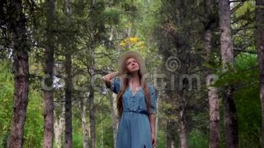 一位年轻的美女在松林中走过一条小路