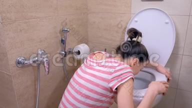 怀孕的年轻疲惫的女人在<strong>坐</strong>在地板上喝水的<strong>厕</strong>所里呕吐。
