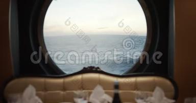 在暴风雨的海面上的舷窗上观看，在雷托兰特的游轮上看到海浪。