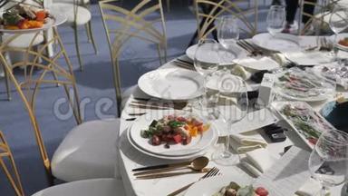 在婚礼或会议研讨会、自助<strong>餐厅</strong>和酒店为客人提供餐饮服务。 服务员把<strong>盘子</strong>和