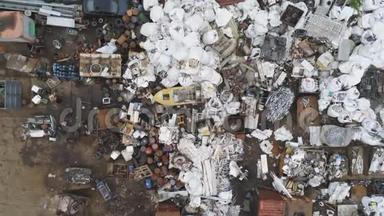 废旧金属垃圾回收场区域鸟瞰图.. 回收前金属废物的接收、分类和储存