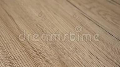 特写木地板新安装.. 地板是由天然橡木硬木和砂，并完成与天然透明f。