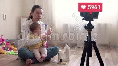 年轻漂亮的妈妈带着宝宝录制vlog或做现场直播，带着喜欢的4k电视台