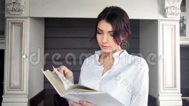 集中年轻女孩阅读书籍，翻页，享受周末在家的时光