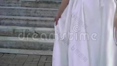 年轻的新娘穿着<strong>婚纱</strong>在城市里挥舞着<strong>尾</strong>巴。 白色豪华礼服