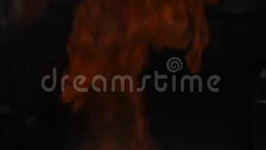 慢镜头打开火上升在黑色背景拍摄。 火焰燃烧了。 明火特写燃烧的原木