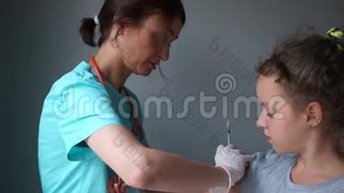 国家免疫，一<strong>名医</strong>疗助理给女孩注射流感疫苗。 医疗操作