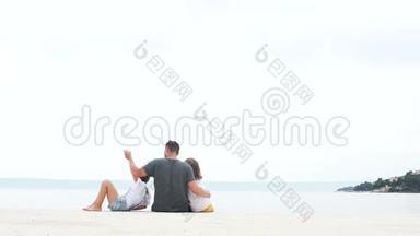 父亲和他的两个<strong>孩子</strong>，一个男孩和一个女孩，在白沙上放松后离开海滩，<strong>暑假</strong>