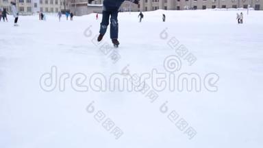 冰鞋的刀刃划破了冰。 冰球运动员在冰上刹车. 曲棍球冰鞋的特写。
