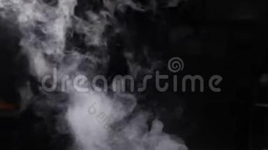 黑烟从底部向上黑色背景。 白色蒸气升起来.. 做饭时烟味浓。 慢动作。 高清高清