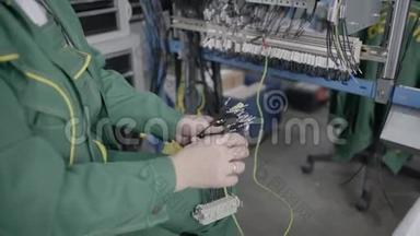 工厂电工工程师用<strong>螺丝</strong>刀安装电缆，将电子箱控制柜中的<strong>螺母</strong>拧紧到
