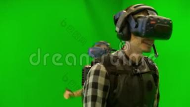 在绿色背景下，<strong>VR</strong>头盔中的人们在虚拟现实中<strong>玩</strong>游戏。