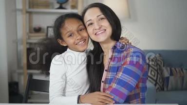 非洲裔美国年轻女孩与成人学校老师在镜头前谈笑的照片。