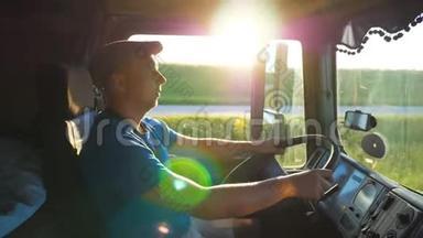 日落时分，卡车司机在乡村骑行。 戴帽子的人控制他的卡车，享受旅程