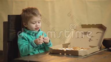 穿绿色<strong>毛衣</strong>的<strong>男孩</strong>坐在木椅上吃披萨。 美味的披萨。 小<strong>男孩</strong>拿着一片比萨饼
