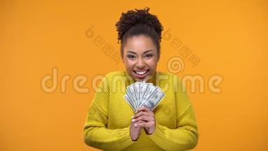 兴奋的非裔美国妇女，手里拿着一大笔钱，彩票中奖者，财富