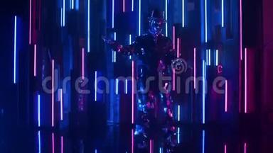 闪闪<strong>发亮</strong>的西装镜人在蓝紫墙的背景上。 这个节目反映了人们。 美丽迷人的表演