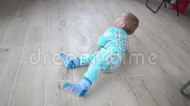 一个穿着黄色西装躺在地板上，站在地板上的懒洋洋的房间里的快乐孩子