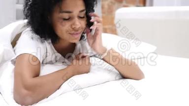 躺在床上躺在肚子里打电话的美国黑人女人，很放松
