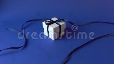 白色礼品盒，<strong>蓝色表</strong>面有经典的<strong>蓝色</strong>丝带。 上景。