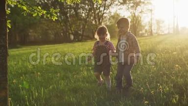 日落时分，小男孩和小女孩牵着手在草地上奔跑