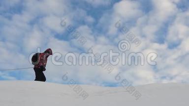 一个朋友用一根安全绳绑起来后，登山者就会走到一起。 沿着雪岭。 冬天的旅人队