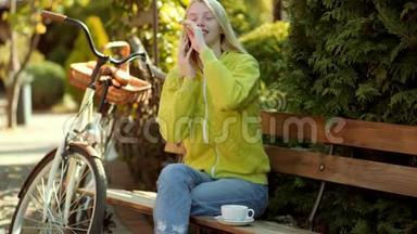 年轻的女人得了流感还吹了鼻子。 <strong>感冒</strong>季节，流鼻涕.. 阳光明媚的秋日，公园里快乐的年轻女子。