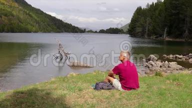 西班牙国家公园里的一位年轻游客正在观赏美丽的山湖