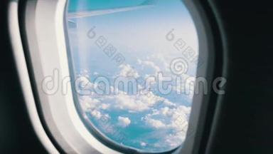 旅行概念-从飞机舷窗到蓝天和云彩的视野