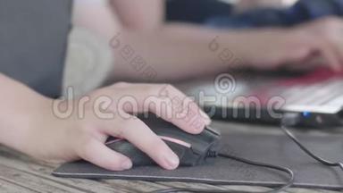 一只小男孩的手的特写用黑老鼠。