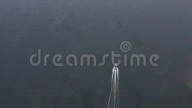 在蓝色海水中航行的无人机航空观景船。 <strong>摩托艇</strong>漂浮在透明的湖<strong>水上</strong>.. 顶景游艇